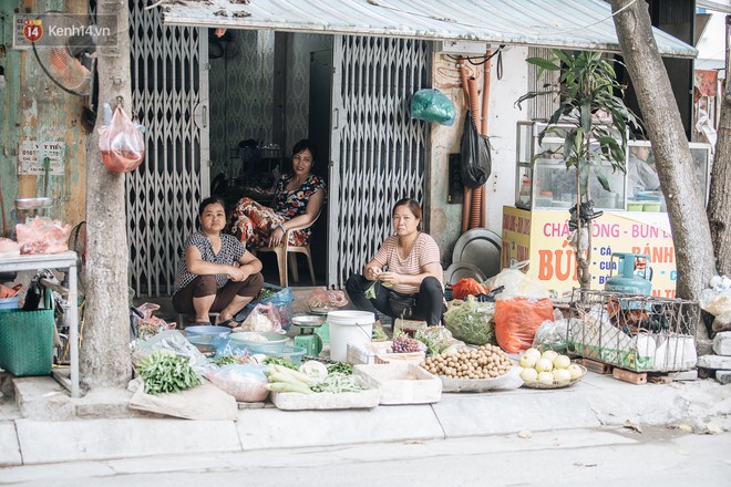 Một tuần sau vụ cháy kho Rạng Đông: Người dân sống cùng khẩu trang nhưng chợ cóc, quán ăn vẫn tấp nập như trước - Ảnh 7.