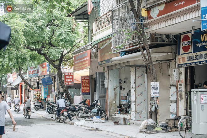 Một tuần sau vụ cháy kho Rạng Đông: Người dân sống cùng khẩu trang nhưng chợ cóc, quán ăn vẫn tấp nập như trước - Ảnh 13.