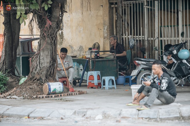 Một tuần sau vụ cháy kho Rạng Đông: Người dân sống cùng khẩu trang nhưng chợ cóc, quán ăn vẫn tấp nập như trước - Ảnh 8.