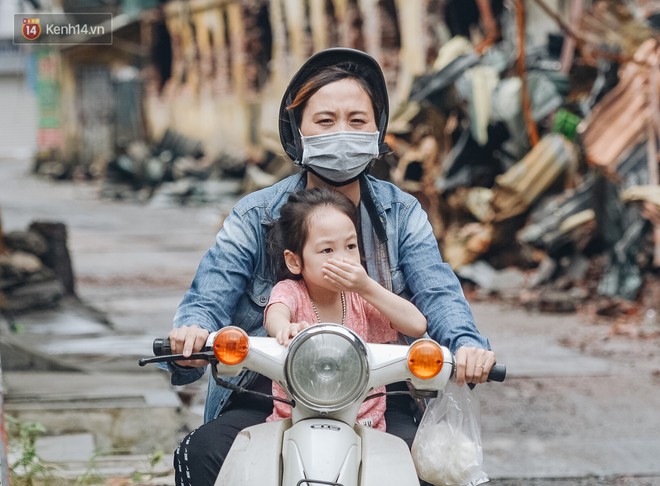 Một tuần sau vụ cháy kho Rạng Đông: Người dân sống cùng khẩu trang nhưng chợ cóc, quán ăn vẫn tấp nập như trước - Ảnh 2.