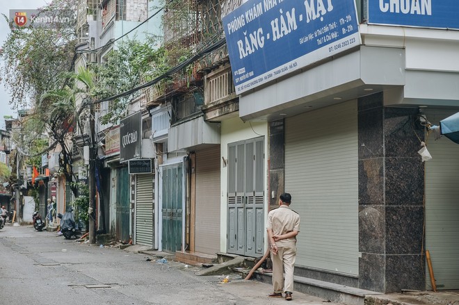 Một tuần sau vụ cháy kho Rạng Đông: Người dân sống cùng khẩu trang nhưng chợ cóc, quán ăn vẫn tấp nập như trước - Ảnh 10.