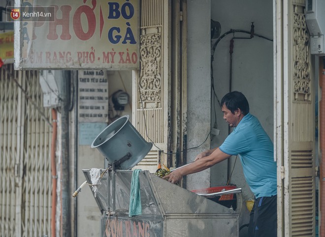 Một tuần sau vụ cháy kho Rạng Đông: Người dân sống cùng khẩu trang nhưng chợ cóc, quán ăn vẫn tấp nập như trước - Ảnh 5.