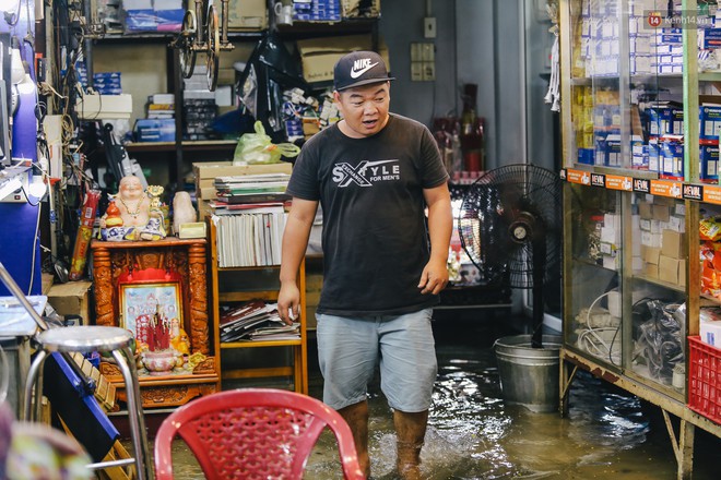Ảnh: Trung tâm Sài Gòn ngập nước trong ngày triều cường đạt đỉnh, kẹt xe kinh hoàng khắp các ngả đường - Ảnh 7. Ảnh: Trung tâm Sài Gòn ngập nước trong ngày triều cường đạt đỉnh, kẹt xe kinh hoàng khắp các ngả đường - Ảnh 7.