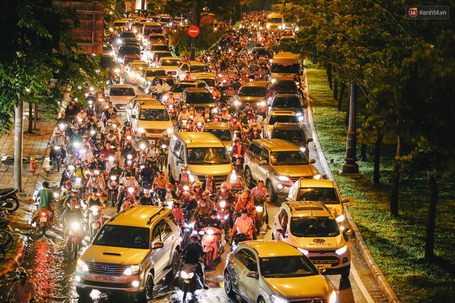 Ảnh: Trung tâm Sài Gòn ngập nước trong ngày triều cường đạt đỉnh, kẹt xe kinh hoàng khắp các ngả đường - Ảnh 17. Ảnh: Trung tâm Sài Gòn ngập nước trong ngày triều cường đạt đỉnh, kẹt xe kinh hoàng khắp các ngả đường - Ảnh 17.
