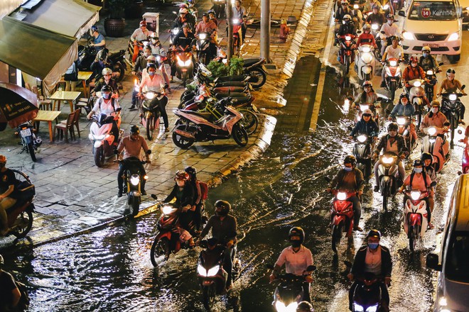 Ảnh: Trung tâm Sài Gòn ngập nước trong ngày triều cường đạt đỉnh, kẹt xe kinh hoàng khắp các ngả đường - Ảnh 17. Ảnh: Trung tâm Sài Gòn ngập nước trong ngày triều cường đạt đỉnh, kẹt xe kinh hoàng khắp các ngả đường - Ảnh 17.