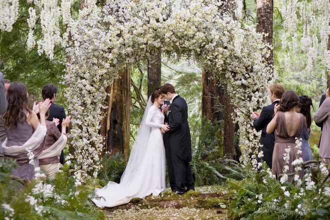 5 đám cưới thế kỉ trên màn ảnh Hollywood: Edward - Bella cưới nhau ở Chạng Vạng lộng lẫy không thua gì Justin Bieber - Hailey Baldwin - Ảnh 8.