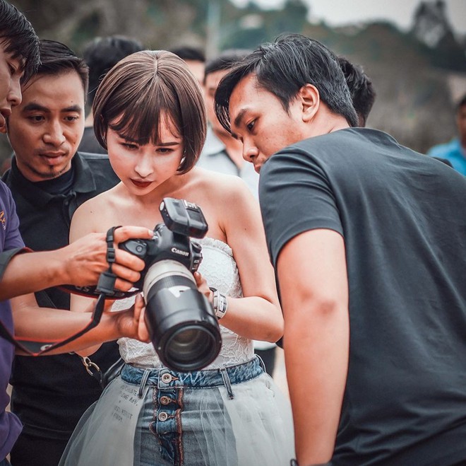 Quên chuyện mượn ảnh photoshop sống ảo đi, Minh Nhựa và Mina Phạm có hẳn ekip siêu to khổng lồ đi shooting chuyên nghiệp đây! - Ảnh 3.