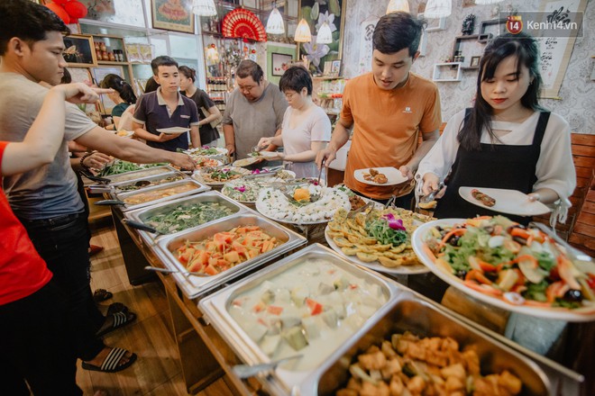 Người Việt thường cố ăn nhanh và nhiều nhất có thể khi đi ăn buffet để được hời, hoá ra cách này hoàn toàn sai, còn bị lỗ hơn - Ảnh 3.