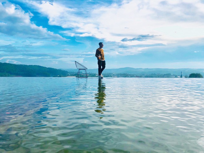 Địa điểm check in mới cực hot ở Đà Lạt: đi lại trên mặt nước như trong phim kiếm hiệp mà chẳng cần app chỉnh ảnh hay kỹ xảo gì - Ảnh 2.