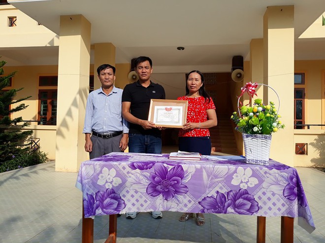 Khen thưởng hai thầy giáo dũng cảm lao xuống dòng suối cứu nam sinh viên trường y đuối nước - Ảnh 2. Khen thưởng hai thầy giáo dũng cảm lao xuống dòng suối cứu nam sinh viên trường y đuối nước - Ảnh 2.