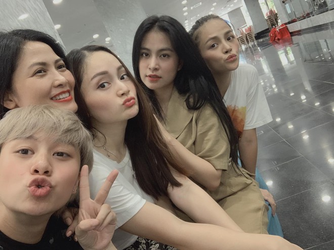D&agrave;n sao nữ nổi danh của &ldquo;vũ trụ VTV&rdquo; lần đầu chung khung h&igrave;nh: Nhan sắc đời thường từ U50 đến 10x đều kh&oacute; xem thường - Ảnh 2.