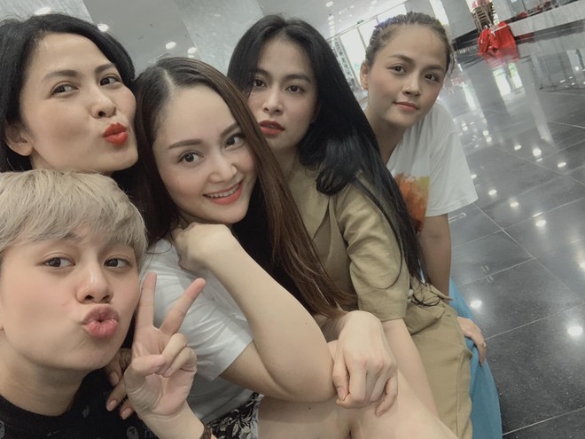 D&agrave;n sao nữ nổi danh của &ldquo;vũ trụ VTV&rdquo; lần đầu chung khung h&igrave;nh: Nhan sắc đời thường từ U50 đến 10x đều kh&oacute; xem thường - Ảnh 1.