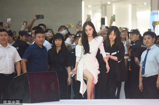 Cả Dương Mịch v&agrave; Angela Baby đều đang đối mặt với dấu hiệu l&atilde;o ho&aacute; r&otilde; mồn một, chỉ c&oacute; ảnh gốc mới lộ 1 khuyết điểm - Ảnh 8.