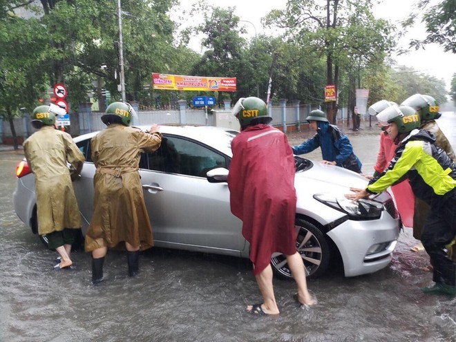 Nghệ An: Mưa lớn kéo dài khiến đất đá lở đè sập nhà dân, đường phố ngập trong biển nước - Ảnh 3.