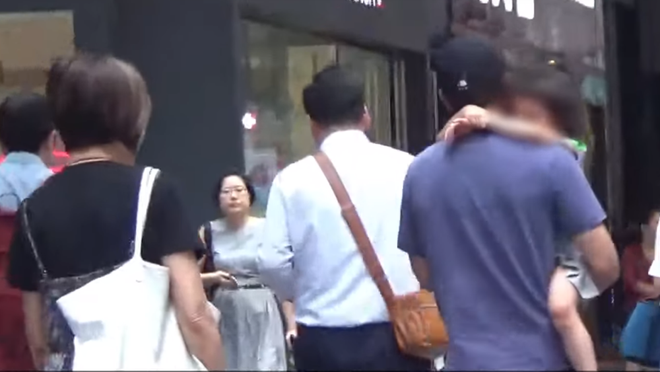 Phản ứng tr&aacute;i ngược của Tiểu Gạo Nếp: Coi Dương Mịch như người lạ nhưng &ocirc;m chặt Lưu Khải Uy đầy hạnh ph&uacute;c - Ảnh 2.