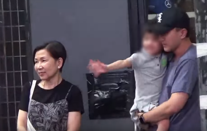 Phản ứng tr&aacute;i ngược của Tiểu Gạo Nếp: Coi Dương Mịch như người lạ nhưng &ocirc;m chặt Lưu Khải Uy đầy hạnh ph&uacute;c - Ảnh 5.