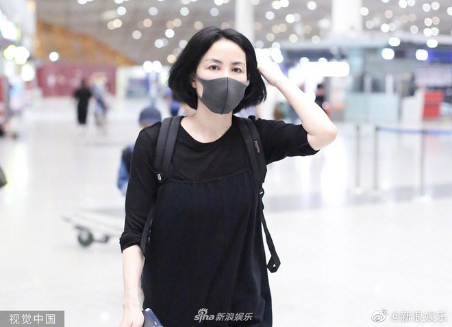 Tạ Đ&igrave;nh Phong cầu h&ocirc;n th&agrave;nh c&ocirc;ng, Vương Phi khoe kh&eacute;o nhẫn lạ ng&oacute;n &aacute;p &uacute;t chứng minh t&igrave;nh cảm? - Ảnh 2.