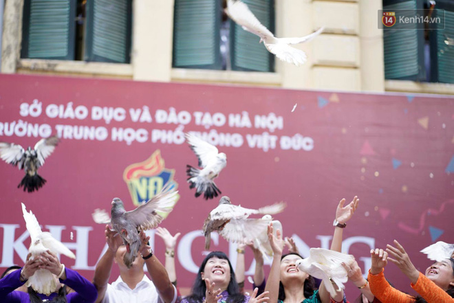 Ngôi trường THPT ở Hà Nội được khen ngợi hết lời vì thả chim bồ câu thay vì thả bóng bay ngày khai giảng - Ảnh 6.