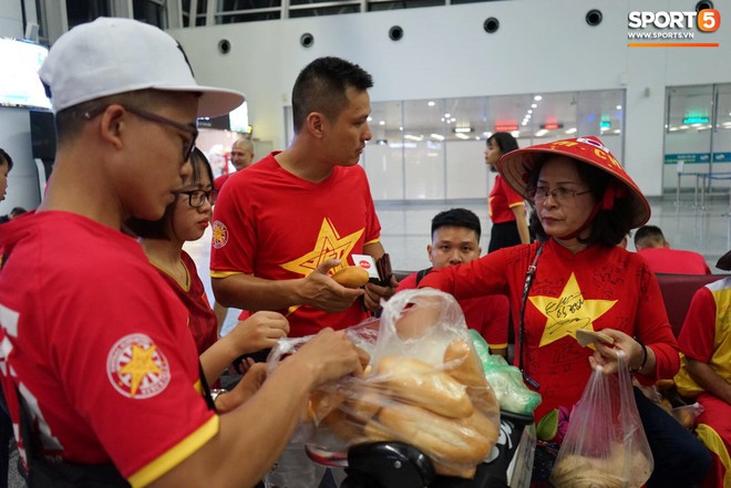 Liên đoàn bóng đá Thái Lan khuyên người hâm mộ nên xem bóng đá ở nhà vì lo sợ... bạo loạn xảy ra - Ảnh 1.