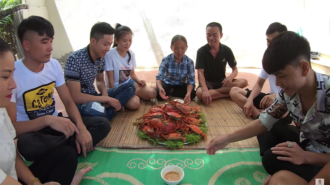 Mâm cua hấp sả siêu to khổng lồ của bà Tân khiến ai cũng phải ước: giá như được làm hàng xóm nhà bà - Ảnh 6.