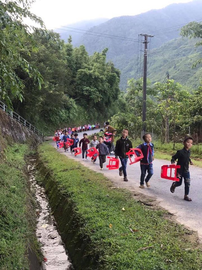 Hình ảnh xúc động: Trẻ em vùng cao đi bộ hàng dài, xách ghế nhựa hân hoan đến điểm trường dự lễ khai giảng - Ảnh 2.