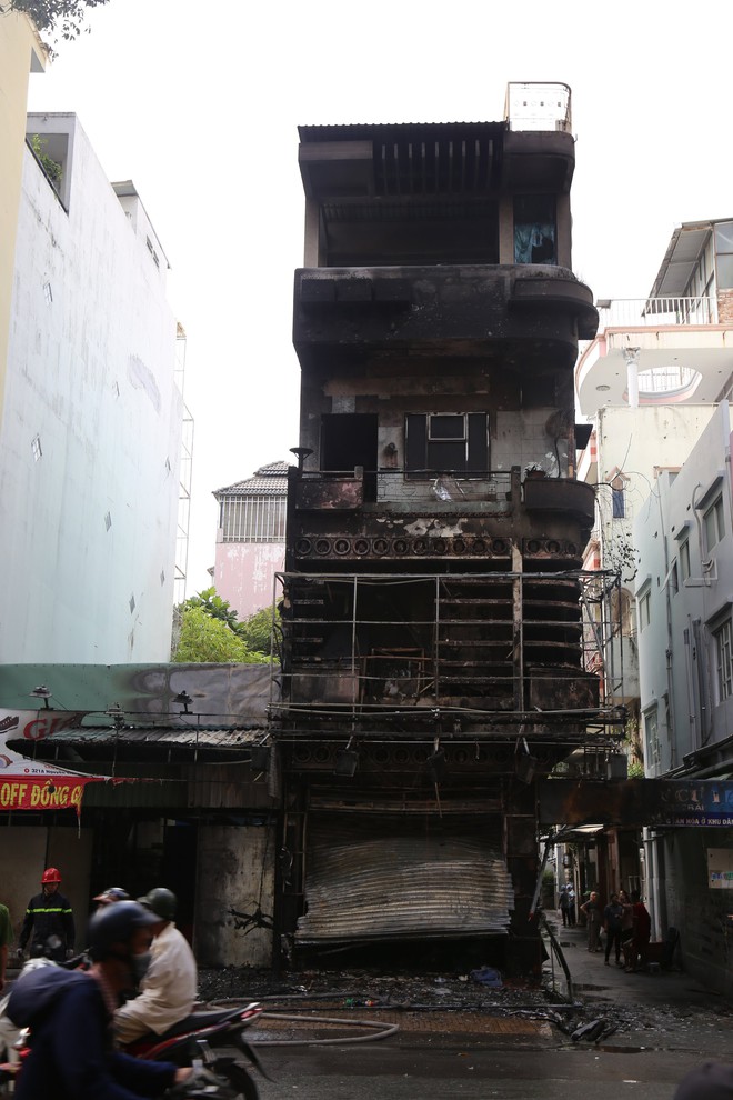 Giải cứu người phụ nữ mang thai mắc kẹt trong to&agrave; nh&agrave; bốc ch&aacute;y ở S&agrave;i G&ograve;n - Ảnh 3.