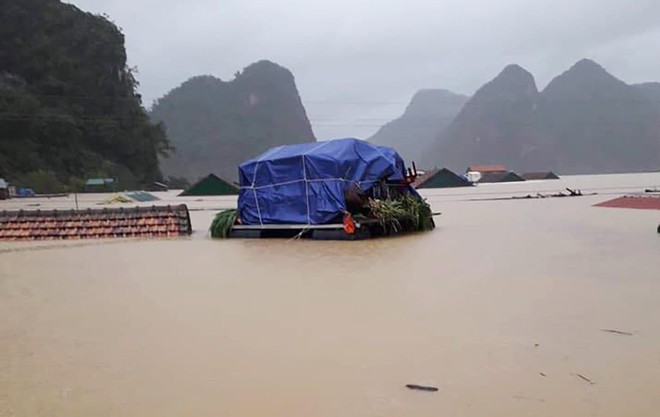 Hơn 200 trường học ở Quảng Bình không thể khai giảng vì mưa lũ - Ảnh 2.