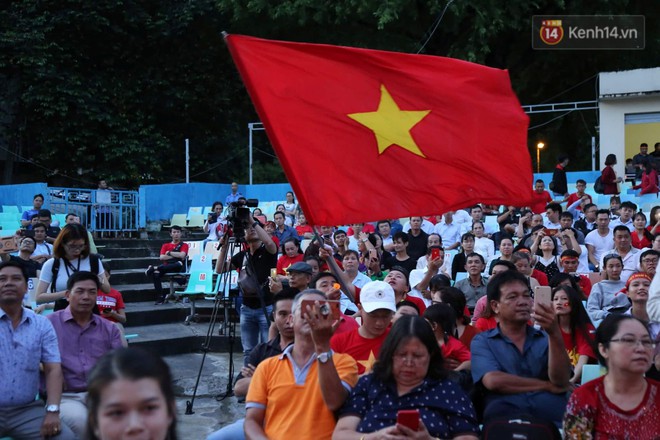 CĐV Việt Nam hài lòng với 1 điểm giành được trên sân khách sau trận hòa không bàn thắng trước Thái Lan - Ảnh 1.