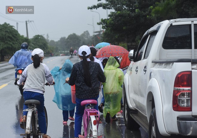 Không biết hoãn khai giảng, nhiều học sinh vùng lũ Quảng Trị đội mưa đi bộ đến trường - Ảnh 6.