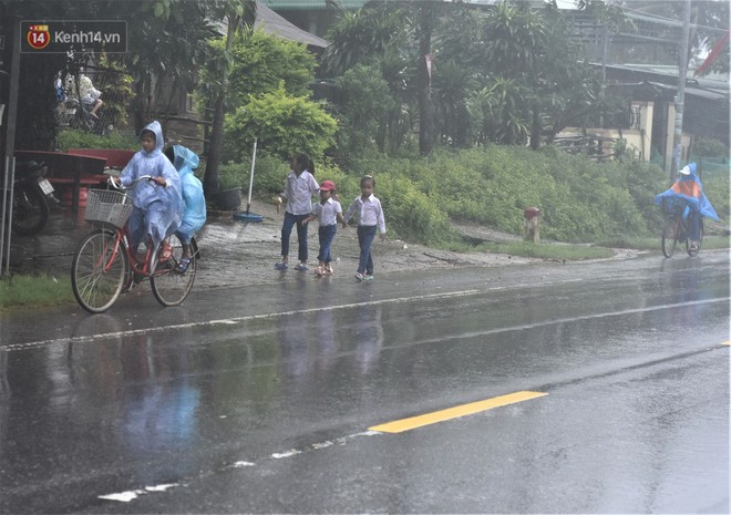 Không biết hoãn khai giảng, nhiều học sinh vùng lũ Quảng Trị đội mưa đi bộ đến trường - Ảnh 10.