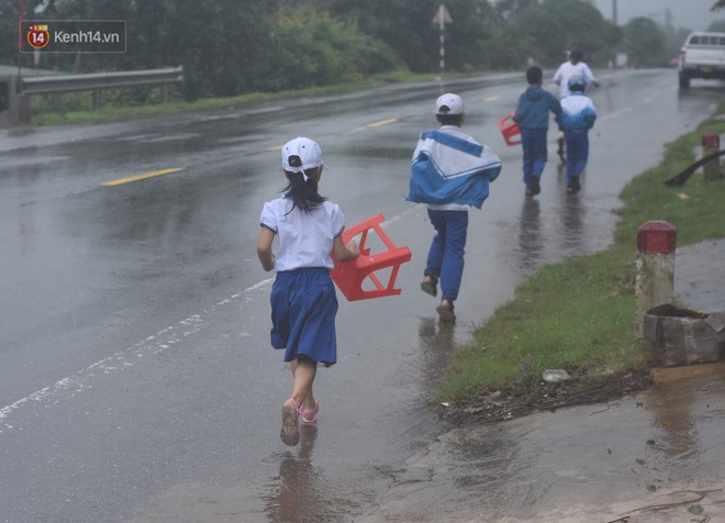 Không biết hoãn khai giảng, nhiều học sinh vùng lũ Quảng Trị đội mưa đi bộ đến trường - Ảnh 8.