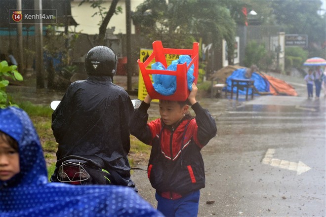 Không biết hoãn khai giảng, nhiều học sinh vùng lũ Quảng Trị đội mưa đi bộ đến trường - Ảnh 3.