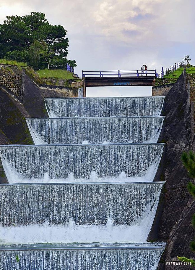 Lại một góc sống ảo Đà Lạt lên hình đẹp miễn chê còn ở ngoài thì... thấy ghê: Cái đập nước thôi mà ảo vậy hả? - Ảnh 1.