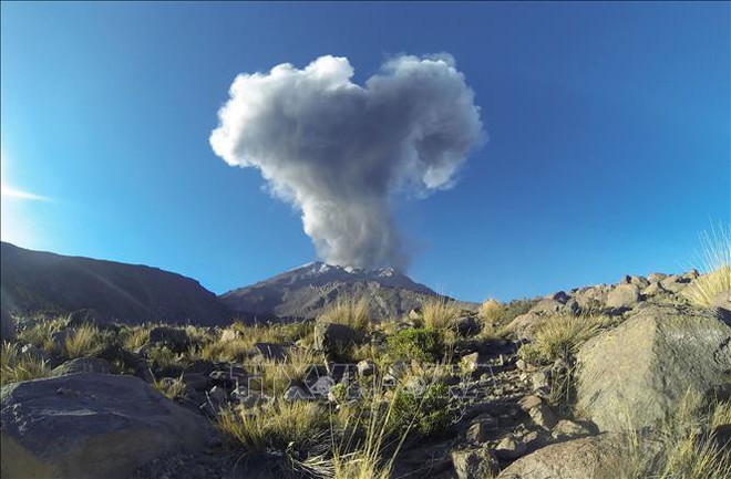  Peru: Núi lửa Ubinas hoạt động mạnh sau 3 vụ nổ liên tiếp  - Ảnh 1.