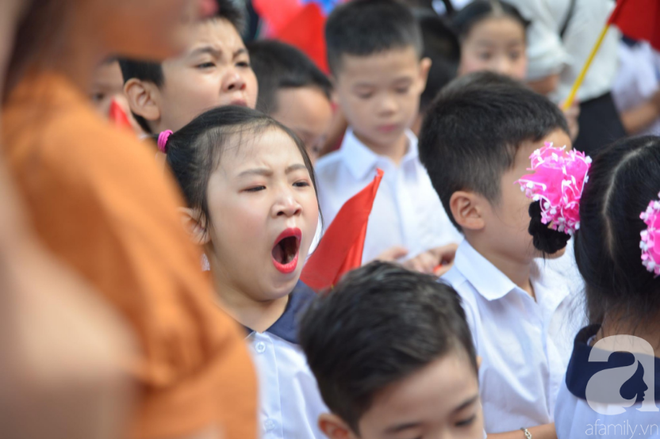 Khoảnh khắc khó quên trong lễ khai giảng sáng nay: Năm học mới bắt đầu nhưng mùa hè ngủ nướng vẫn chưa kết thúc - Ảnh 1.