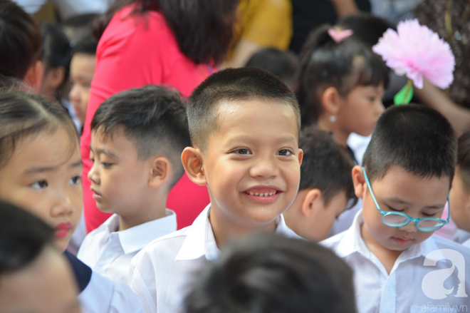 Khoảnh khắc khó quên trong lễ khai giảng sáng nay: Năm học mới bắt đầu nhưng mùa hè ngủ nướng vẫn chưa kết thúc - Ảnh 2.