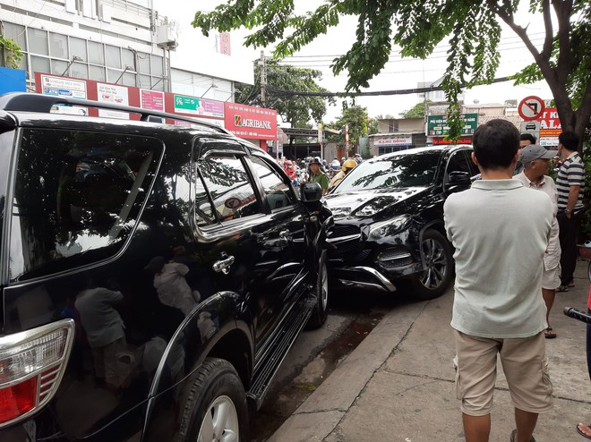 TP.HCM: Xe điên lao vào hàng loạt xe máy và ô tô, hất văng nhiều người ngã xuống đường  - Ảnh 2.