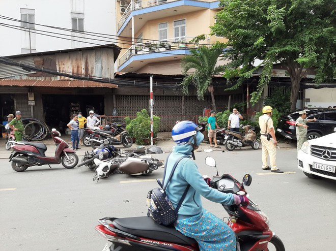 TP.HCM: Xe điên lao vào hàng loạt xe máy và ô tô, hất văng nhiều người ngã xuống đường  - Ảnh 1.