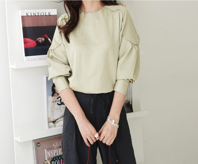 Mẫu &aacute;o hot hit bạn cần sắm nhất thu n&agrave;y v&igrave; mặc kiểu g&igrave; cũng đẹp v&agrave; sang hết nấc - Ảnh 2.