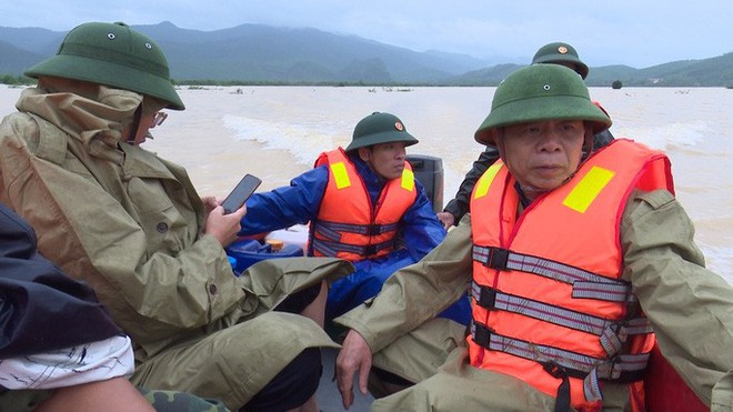 Thuyền lật khi thị sát vùng lũ, phó chủ tịch huyện và cán bộ gặp nạn trên sông Gianh - Ảnh 1.