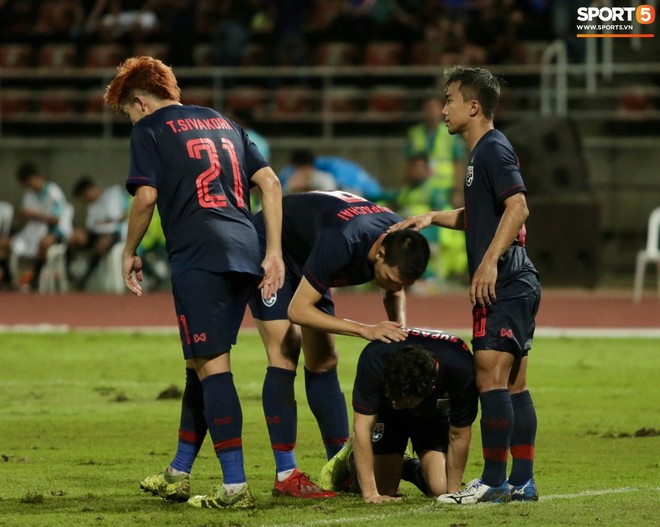 Cầu thủ Thái Lan ôm đầu tiếc nuối sau khi hòa Việt Nam ở Vòng loại World Cup 2022 - Ảnh 1.
