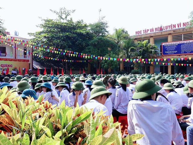 Những hình ảnh lầy lội của đám học trò ngày khai giảng: Người mang theo mèo, kẻ khóc lóc van xin nhưng hài nhất là biểu cảm của 2 nữ sinh này - Ảnh 3.