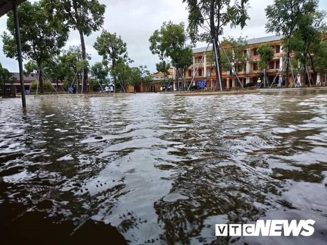 Mưa lớn ròng rã, cô trò ở Hà Tĩnh lội nước đến trường trong ngày khai giảng - Ảnh 3.