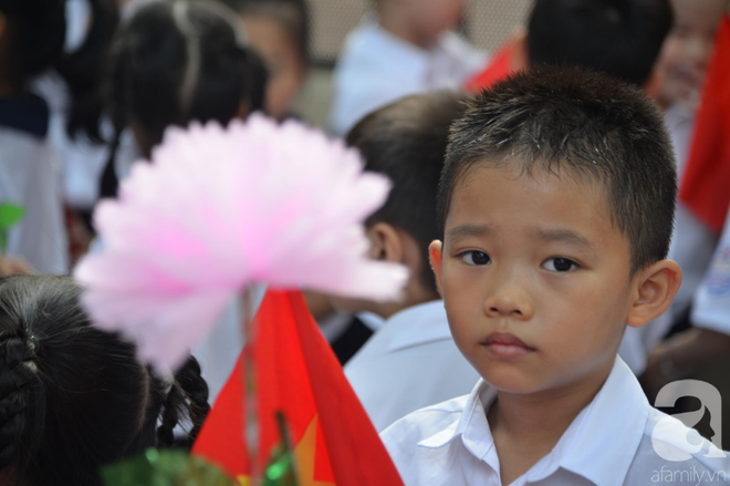 Khoảnh khắc khó quên trong lễ khai giảng sáng nay: Năm học mới bắt đầu nhưng mùa hè ngủ nướng vẫn chưa kết thúc - Ảnh 4.