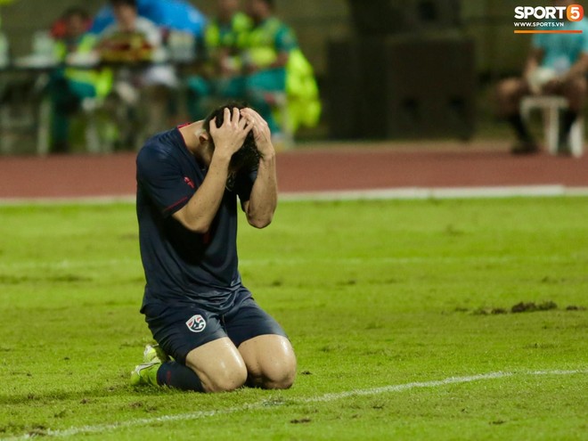 Cầu thủ Thái Lan ôm đầu tiếc nuối sau khi hòa Việt Nam ở Vòng loại World Cup 2022 - Ảnh 4.