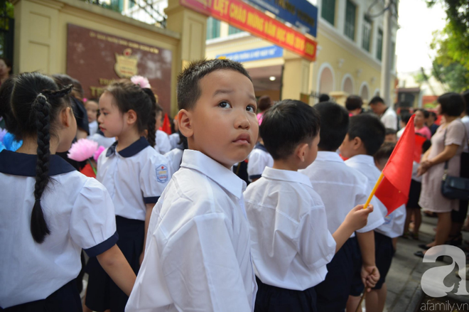 Khoảnh khắc khó quên trong lễ khai giảng sáng nay: Năm học mới bắt đầu nhưng mùa hè ngủ nướng vẫn chưa kết thúc - Ảnh 5.