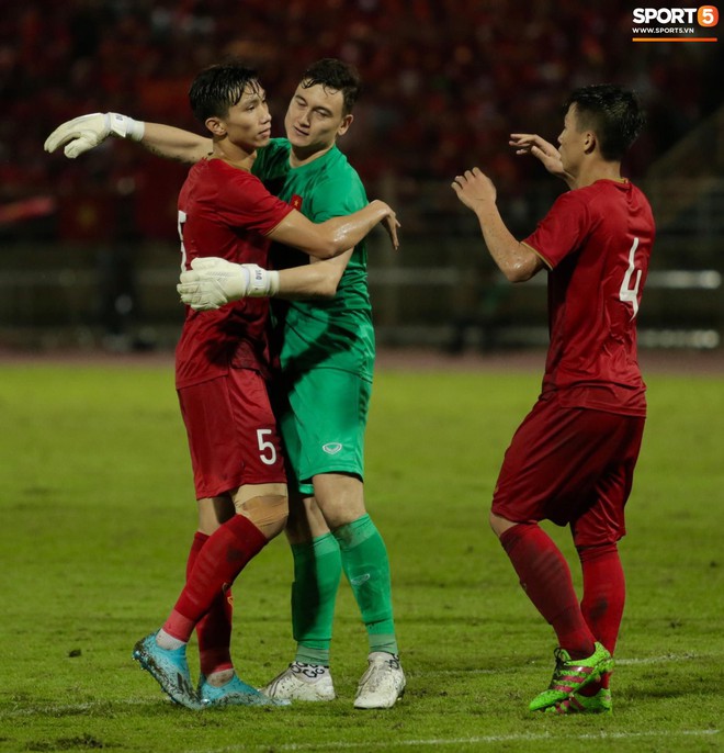 Cầu thủ Thái Lan ôm đầu tiếc nuối sau khi hòa Việt Nam ở Vòng loại World Cup 2022 - Ảnh 7.