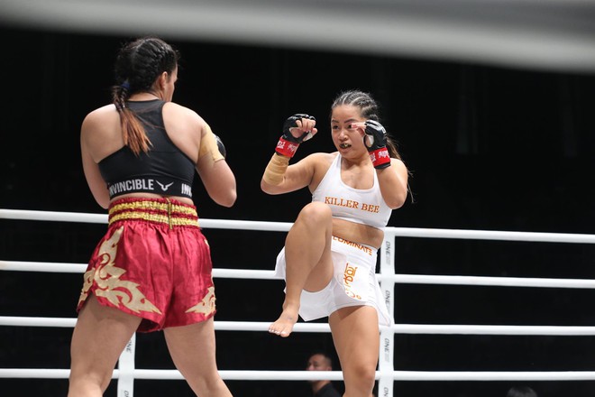 Giành chiến thắng kịch tính, nữ võ sĩ Bi Nguyễn bật khóc xúc động, nói lời cảm ơn các fan bằng tiếng Việt - Ảnh 1.