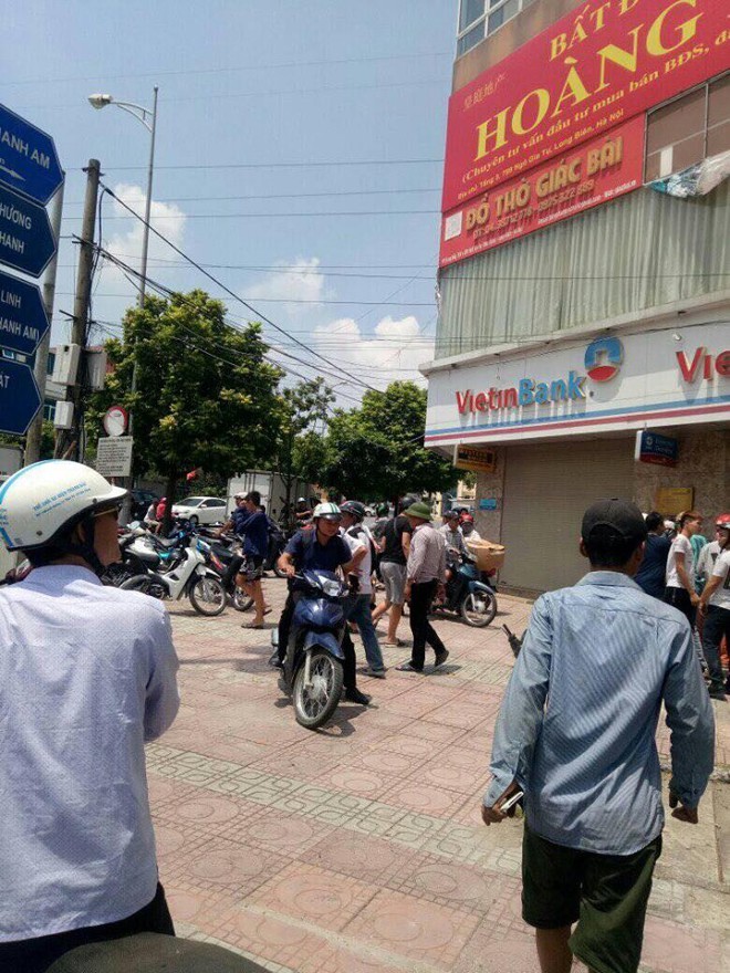 Hà Nội: Nam thanh niên cầm vật nghi súng xông vào ngân hàng Vietinbank cướp tiền - Ảnh 1.