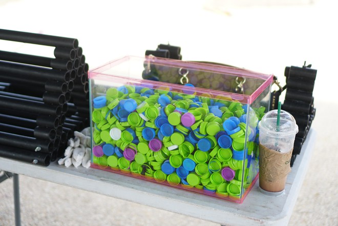 Học c&aacute;ch tập đo&agrave;n trăm tuổi t&aacute;i chế r&aacute;c thải, biến nhựa th&agrave;nh nh&agrave; ở d&agrave;nh cho c&aacute; - Ảnh 2.